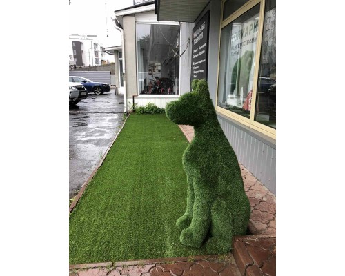 Фигура из искусственной травы - собака №1