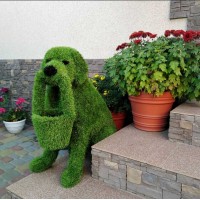 Фигура из искусственной травы - собака с корзиной №2