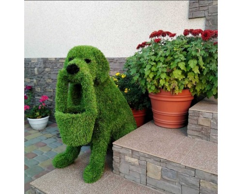 Фигура из искусственной травы - собака с корзиной №2