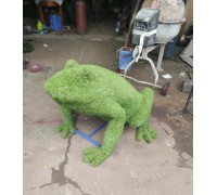 Фігура зі штучної трави - жаба