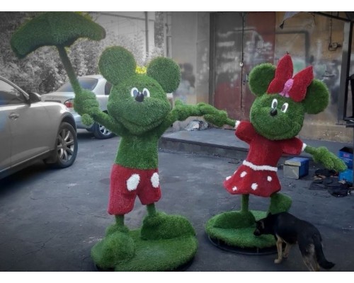 Фигуры из искусственной травы - пара микки-маус